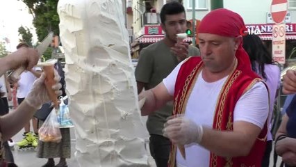 Antalya'da sıcak havada ücretsiz dondurma izdihamı