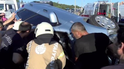 İSTANBUL- TUZLA'DA BARİYERLERE ÇAPAN OTOMOBİL TAKLA ATTI 2 YARALI