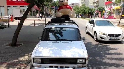 Dev oyuncak ayılı otomobille paket servis