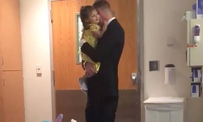 أب يحتفل بطريقة مؤثرة بآخر جلسة علاج كيميائي لابنته