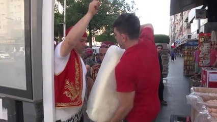 Antalya'da vatandaşlara ücretsiz dondurma dağıtıldı