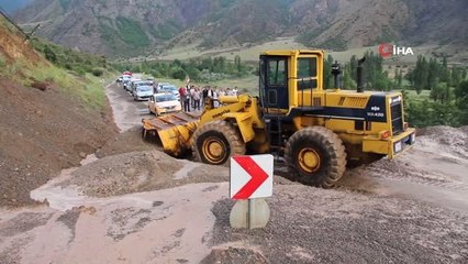 Oltu Narman kara yolu sağanak nedeniyle kapandı