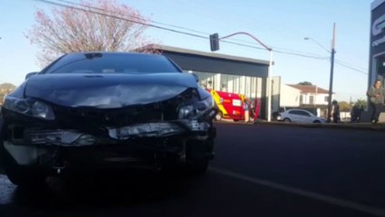 Homem fica ferido após colisão entre dois carros