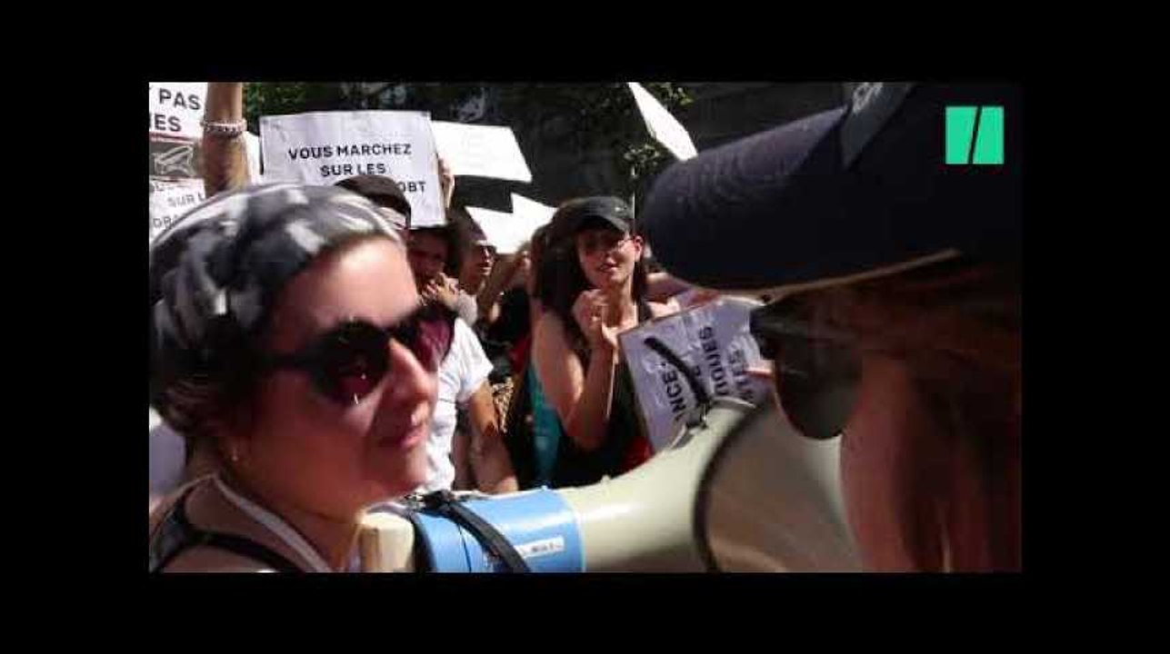 À la Gay Pride de Paris, des manifestantes bloquent le char d'Air France