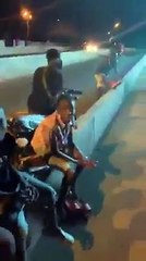 Faute de courant électrique, des élèves révisent sous des lampadaires dans les rues de Conakry
