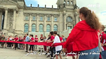 نشطاء بيئيون يحاصرون مقرّ البرلمان الألماني