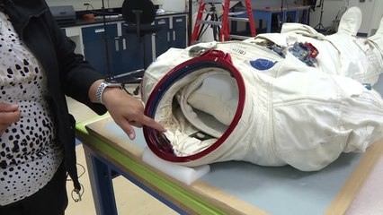 La inevitable desintegración del traje de Neil Armstrong
