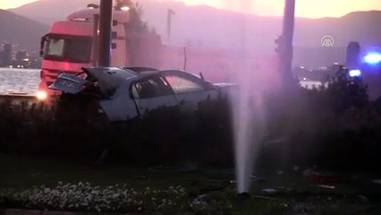 Trafik ışıklarına çarpan otomobildeki 2 kişi hayatını kaybetti - İZMİR
