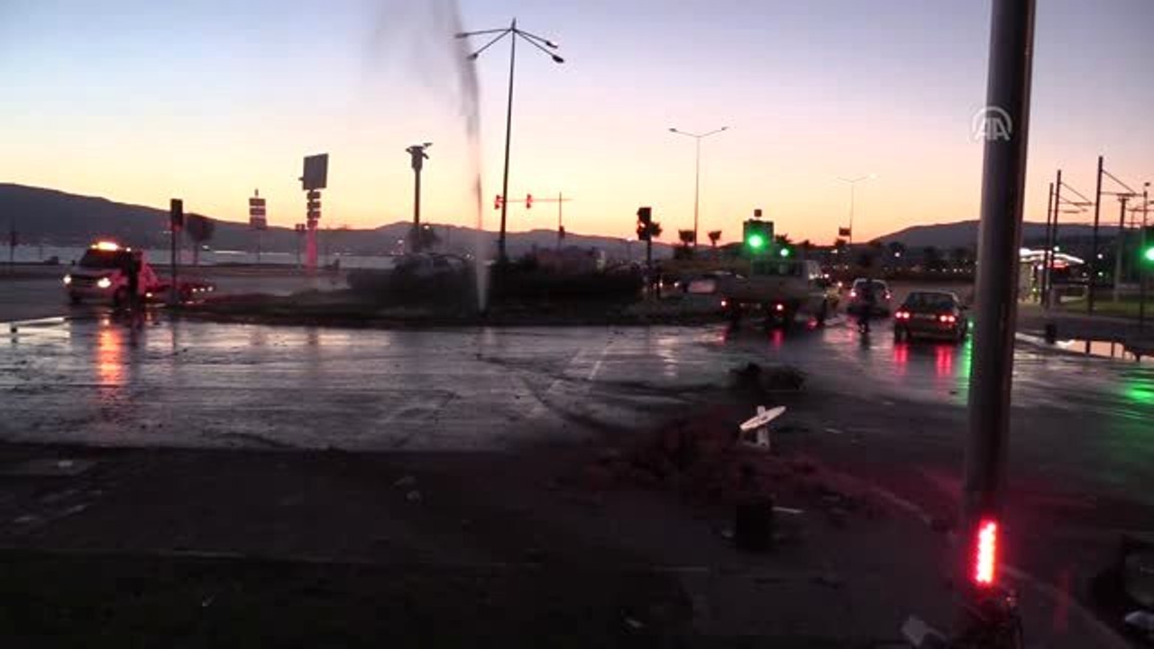 Trafik ışıklarına çarpan otomobildeki 2 kişi hayatını kaybetti - İZMİR