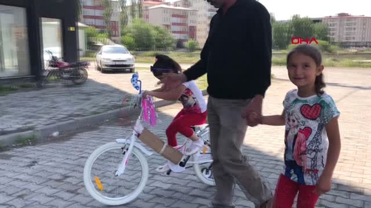 KARS YAVUZ BİNGÖL VE HALK BANK GENEL MÜDÜRÜ ARSLAN ÇOCUKLARI SEVİNDİRDİ