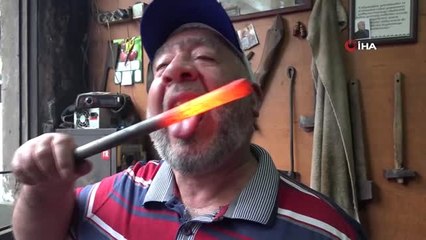 Görenleri şoke ediyor... 900 derecede kızdırılan demiri dondurma gibi yaladı ardından türkü söyledi