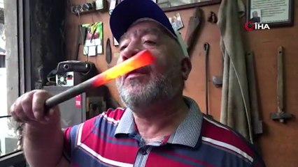 900 derecede kızdırılan demiri yalayıp ardından türkü söyledi