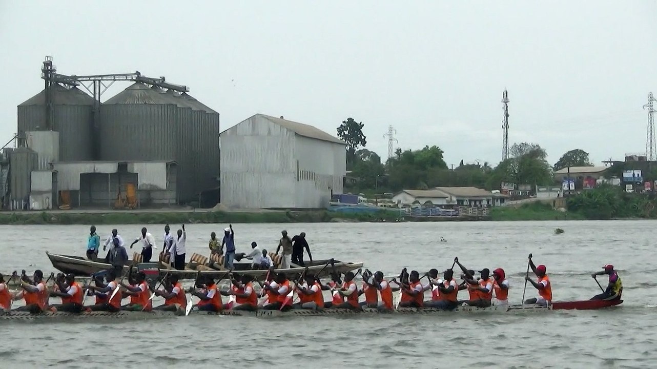 Course de pirogues du Ngondo, Douala, Cameroun