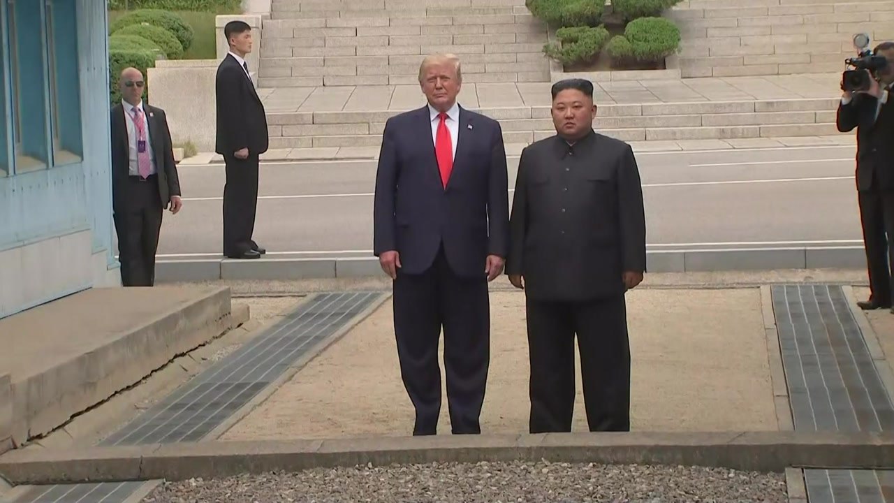 트럼프 "김정은과 생산적 만남"...美언론 "트럼프, 북한 땅 밟는 역사 만들어" /...