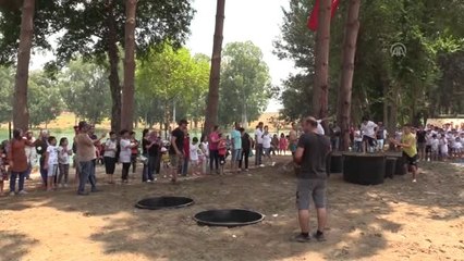 Çocuklar için zorlu parkurda eğlenceli yarışma