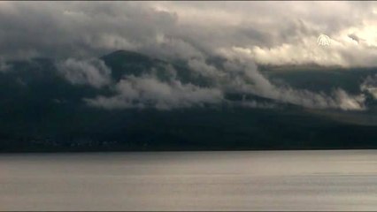 Çıldır Gölü yazın da ziyaretçilerin ilgi odağı