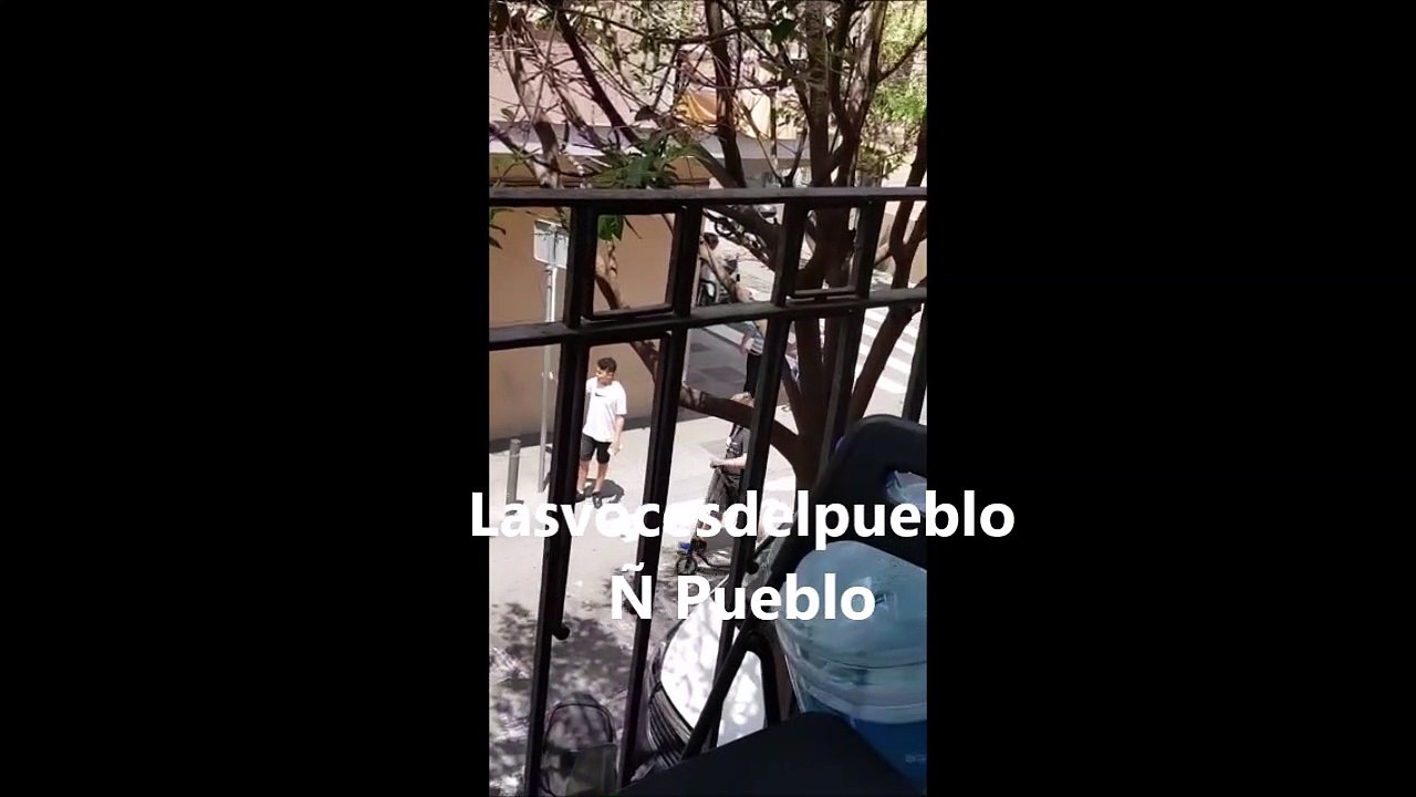 Un Mozo dispara al aire para sofocar el ataque de Okupas en Hospitalet