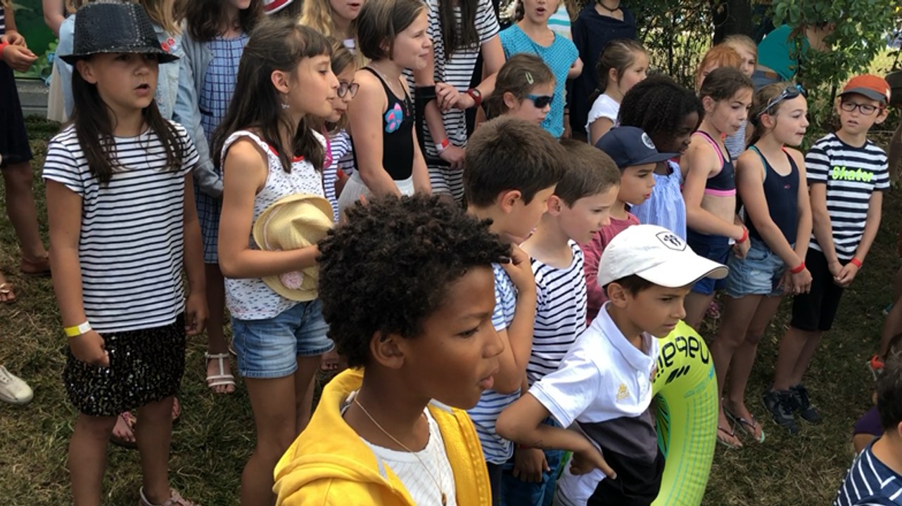 Les enfants chantent devant la ministre Roxana Maracineanu pour sauver leur piscine