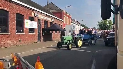 Départ de la première charette, celle du président (Freddy Poulain) et des musiciens le dimanche 30-06 9h. Crédits - MW