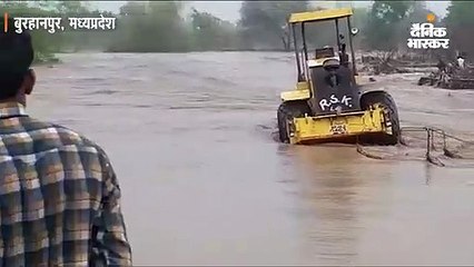बारिश से सूखी नदी में आई बाढ़, 7 मजदूर फंसे