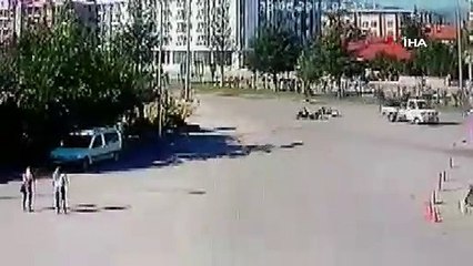 Motosiklet yayanın geçmesi için duraklayan kamyonete çarptı: 2 yaralı