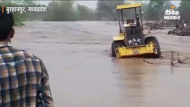 बुरहानपुर में जोरदार बारिश से सूखी नदी में आई बाढ़, पुलिया निर्माण में लगे 7 मजदूर फंसे, रेस्क्यू कर निकाला