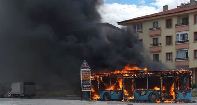 Halk otobüsü seyir halindeyken alev aldı