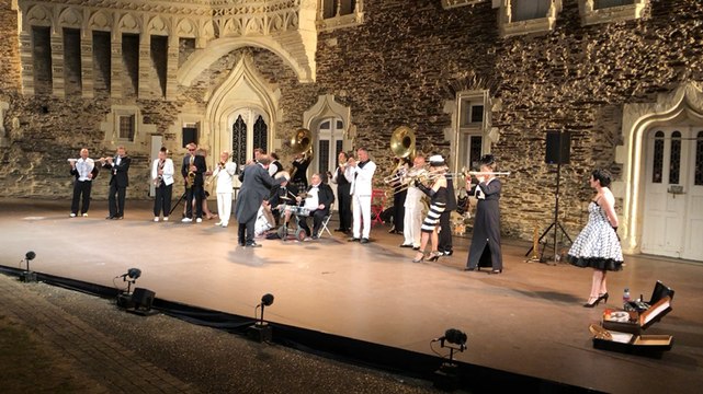 Calins gratuits offerts par la fanfare Jo Bithume