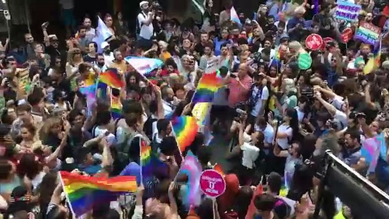 Yasaklanan Onur Yürüyüşü'nde Onur Haftası destekçileri basın açıklaması yapmak üzere Taksim Mis Sokak'ta toplanarak yasaklamaya karşı basın açıklaması okudu