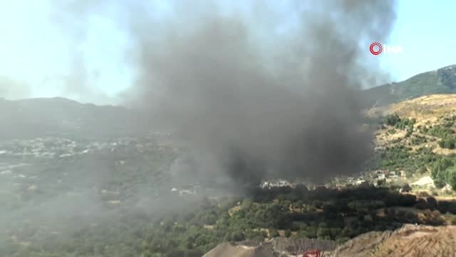 Geri dönüşüm merkezi alev alev yandı...İşçiler yangına kovalarla müdahale etti