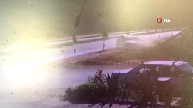 Kazada yıkılan elektrik direği yangın çıkardı... Kaza anı böyle görüntülendi