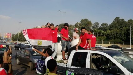 الجماهير المصرية تتحدى ارتفاع الحرارة وتتوافد مبكرا إلى استاد القاهرة