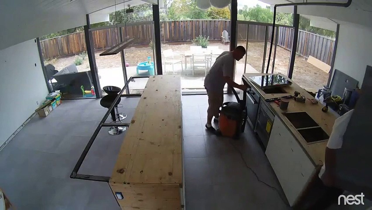 Ils explosent une dalle volumineuse lors de la pose !