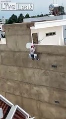 Cet ouvrier peint l'immeuble suspendu dans le vide sans sécurité !