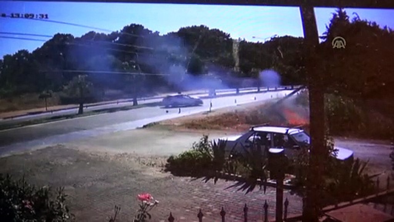 Otomobilin çarparak devirdiği elektrik direği yangın çıkardı - ANTALYA