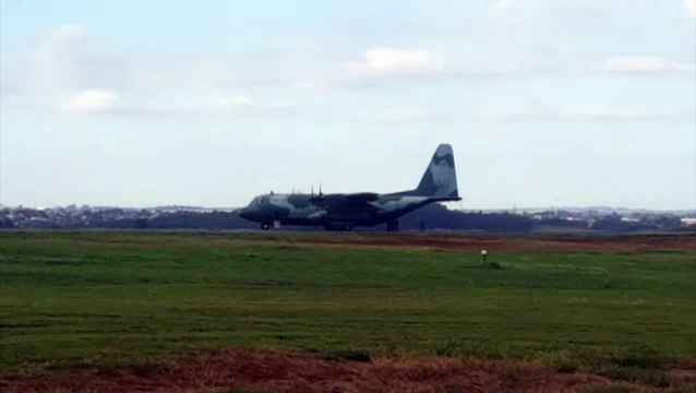 Avião Hércules, da FAB, pousa em Cascavel