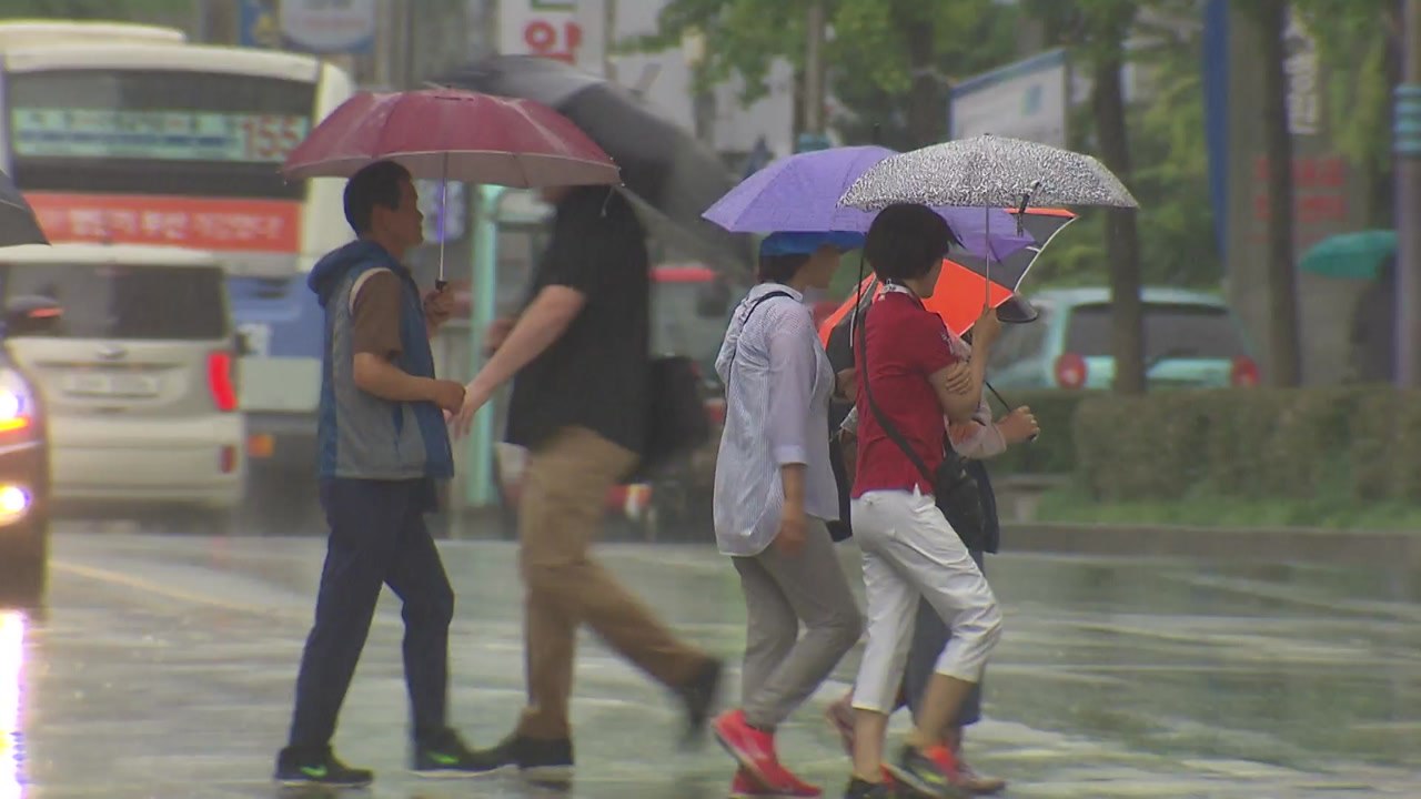 [날씨] 중부 맑고 남부 요란한 비...30℃ 무더위 / YTN