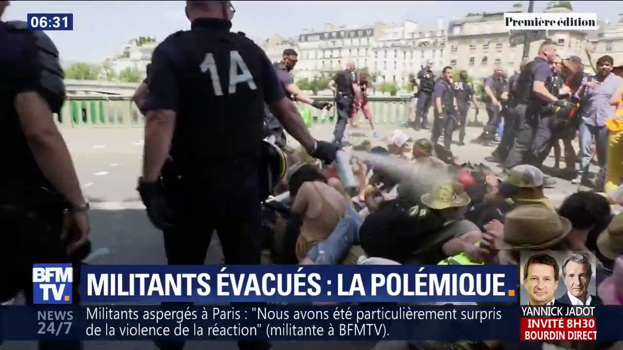 Des images montrant la police en train d'asperger de gaz lacrymogène des manifestants font polémique