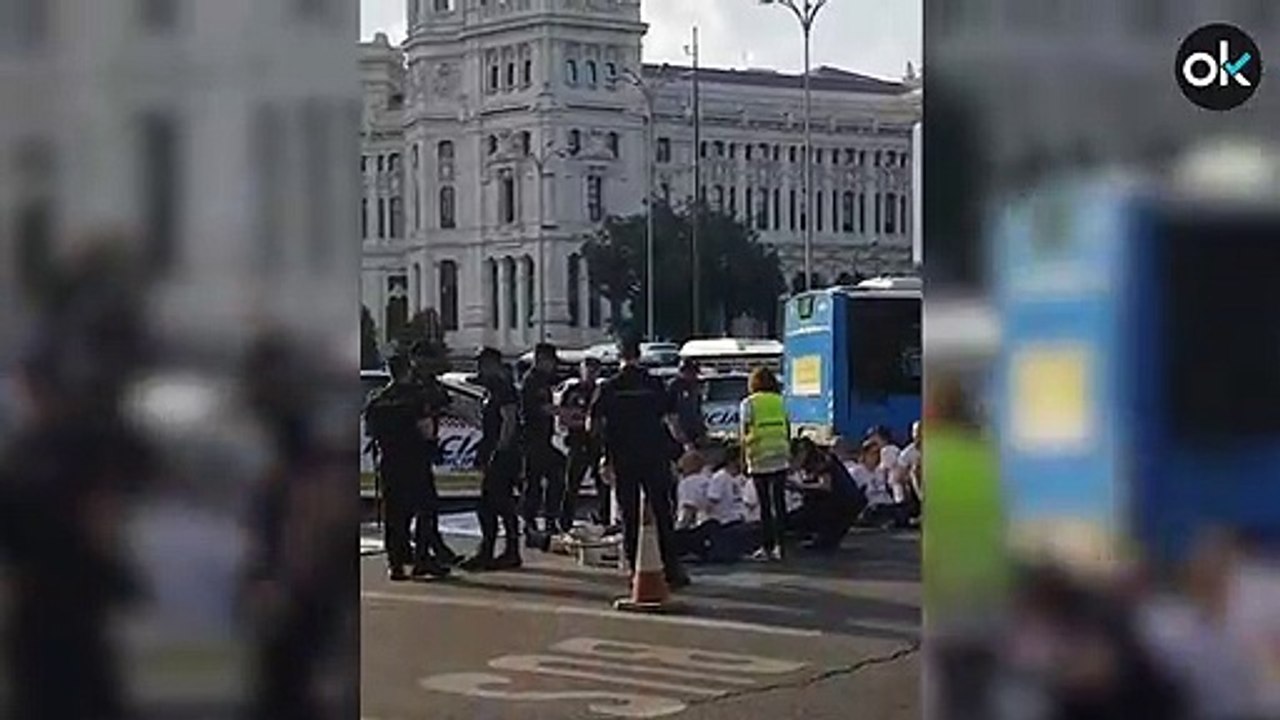 La Policía desaloja a los piquetes de Greenpeace de la calle Alcalá