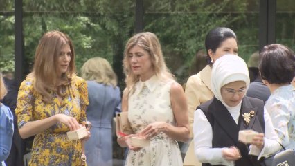 Imagen de las esposas dando de comer a los peces durante el G20.