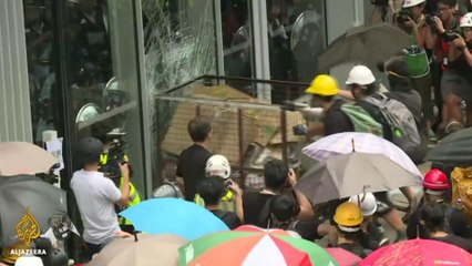 Hong Kong protesters try to break into legislative building