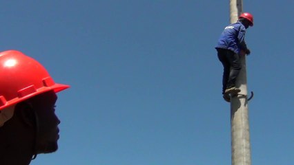 Deux diplômés en Electricité sur leur lieu de travail