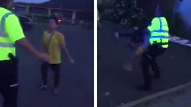 Un policier fait une prise de catch pour calmer un homme ivre et agressif
