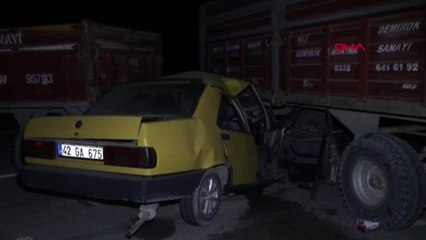 KONYA Otomobil, traktör römorkuna çarptı 2 yaralı
