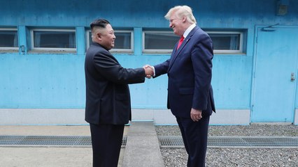 ترامب يعبر المنطقة المنزوعة السلاح بين الكوريتين ويلتقي كيم