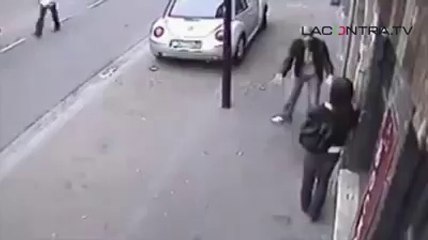 Paris. inmigrantes atacan franceses