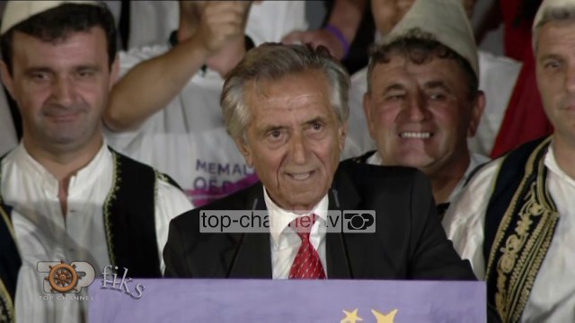 Edi Ramës i këndojnë si Enver Hoxhës në Tepelenë,Goliku ia merr isos për të - Top Channel