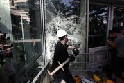 Hong Kong'un Çin'e devrinin 22. yılı: Hükümet binasına girmeye çalışan göstericiler polisle çatıştı