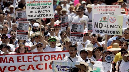 "Fuera AMLO", piden miles de mexicanos un año después de su victoria