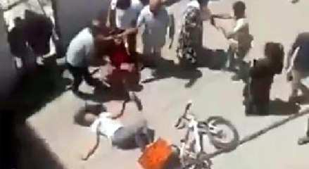 Kadınlar, sokak ortasında birbirlerine girdiler